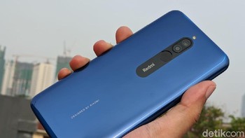 Varian yang di-unboxing detikINET adalah Sapphire Blue. Foto: Adi Fida Rahman/detikINET