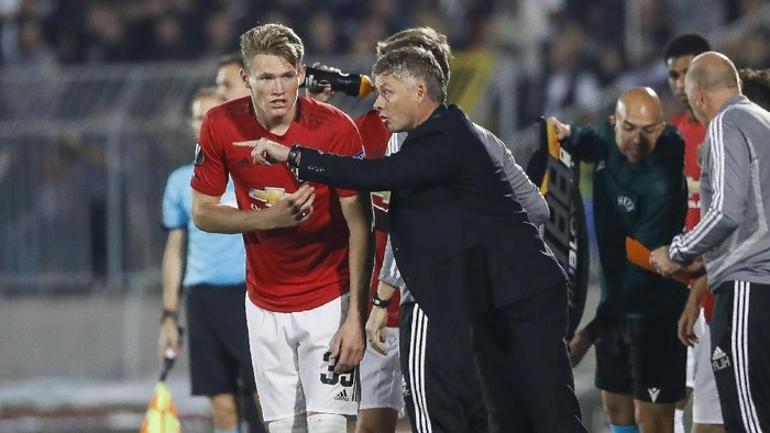 BELGRADE, SERBIA - OCTOBER 24: Manager Ole Gunnar Solskjaer (R) of Manchester United speaks with Scott McTominay (L) during the UEFA Europa League group L match between Partizan and Manchester United at Partizan Stadium on October 24, 2019 in Belgrade, Serbia. (Photo by Srdjan Stevanovic/Getty Images)