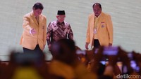 Ketua Umum DPP Golkar terpilih Airlangga Hartarto (kiri), Wakil Presiden Maruf Amin dan Ketua Penyelenggara Munas Golkar Melchias Markus Mekeng saat penutupan Munas X Partai Golkar di Jakarta, Kamis (5/12).