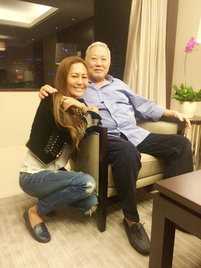  Azura mengklaim bahwa ia memiliki warisan senilai $ 30 juta atau Rp 422 miliar dari ayahnya yang telah meninggal, termasuk mempunyai kapal pesiar. Azura juga mengaku bahwa keluarganya adalah salah satu dari 10 klan terkaya di Indonesia dan ibunya benar-benar membantu Bill Clinton menjadi presiden Amerika Serikat. Foto: Instagram