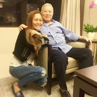  Azura mengklaim bahwa ia memiliki warisan senilai $ 30 juta atau Rp 422 miliar dari ayahnya yang telah meninggal, termasuk mempunyai kapal pesiar. Azura juga mengaku bahwa keluarganya adalah salah satu dari 10 klan terkaya di Indonesia dan ibunya benar-benar membantu Bill Clinton menjadi presiden Amerika Serikat. Foto: Instagram