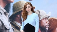 Selanjutnya saat hadiri acara serupa di Berlin, Jerman, Karen Gillan tampak lebih santai dengan blus biru dan celana hitam. Matthias Nareyek/Getty Images for Sony Pictures