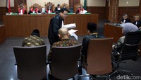 Empat mantan anggota DPRD Lampung Tengah tersebut yakni Achmad Junaidi Sunardi selaku Ketua DPRD Lampung Tengah dan Raden Zugiri, Bunyana, serta Zainuddin selaku anggota DPRD Lampung Tengah.