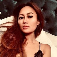 Robert telah mengirim Azura hingga $ 150.000 atau Rp 2,1 miliar untuk ayahnya yang sekarat pada akhir 2017. Robert juga mentransfer $ 30.000 atau Rp 422 juta ke Azura untuk apa yang dia sebut sebagai sumbangan amal, yang kemudian Robert mengetahui bahwa uang itu tidak pernah diberikan kepada badan amal. Foto: Instagram