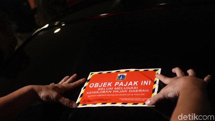 Petugas pajak BPRD beserta Korsupgah KPK melakukan pengecekan pajak mobil mewah di salah satu apartemen di Penjaringan, Jakut.