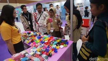 Para pengunjung melihat-lihat produk yang 