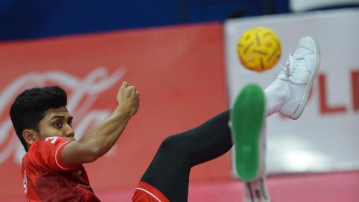 Pesepak takraw Indonesia Saiful Rijal (kanan) melakukan smes yang diblok pesepak takraw Myanmar Aung Naing Oo dalam pertandingan babak Final Sepak Takraw Ganda Beregu Putra SEA Games ke-30 di Subic Gymnasium, Filipina, Kamis (5/12/2019). Regu takraw putra Indonesia menang atas Myanmar dengan skor 2-0 sehingga meraih medali emas. ANTARA FOTO/Nyoman Budhiana/wsj.