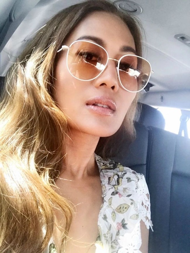 Wanita yang juga dikenal sebagai Alexandra, Ally atau Miss M, dikatakan memiliki akun LinkedIn, menurut SCMP, di mana ia terdaftar telah menyelesaikan gelar sarjana psikologi di Dartmouth, MBA dari Cambridge dan mengejar minat di bidang teknik kedirgantaraan di MIT. Dia dilaporkan bekerja sebagai direktur pelaksana APAC Advisory Group. Namun, setelah diselidiki Azura tidak terdaftar pernah bersekolah di Dartmouth atau MIT Foto: Instagram