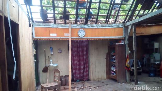 Sallah satu rumah warga yang rusak akibat angin kencang di Grobogan. 