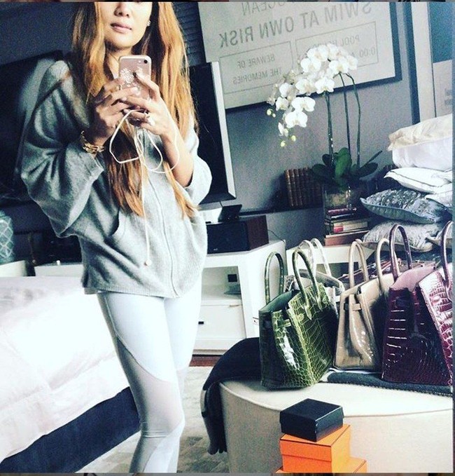 Wanita berambut panjang ini pernah ditangkap polisi karena kasus penipuan penjualan tas Hermes. Salah seorang warga Los Angeles, Shopie mengaku ditipu oleh Azura setelah ia membeli tas Hermes dan mengirimkan $ 86.000 atau Rp 1,2 miliar. Tapi, ketika Shopie membawa empat tasnya untuk diautentifikasi, dua dinyatakan palsu. Azura kemudian dibebaskan lewat bantuan dua pengacaranya. Foto: Instagram