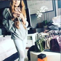 Wanita berambut panjang ini pernah ditangkap polisi karena kasus penipuan penjualan tas Hermes. Salah seorang warga Los Angeles, Shopie mengaku ditipu oleh Azura setelah ia membeli tas Hermes dan mengirimkan $ 86.000 atau Rp 1,2 miliar. Tapi, ketika Shopie membawa empat tasnya untuk diautentifikasi, dua dinyatakan palsu. Azura kemudian dibebaskan lewat bantuan dua pengacaranya. Foto: Instagram