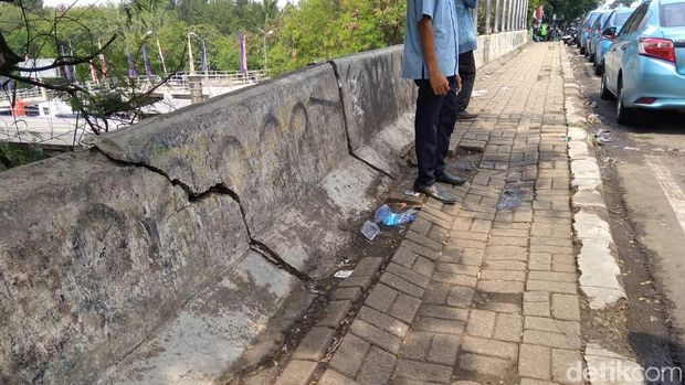 Fondasi Jembatan Depan Stasiun Rawa Buntu Tangsel Retak, Warga Khawatir