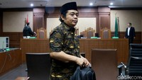 Para terdakwa diyakini bersalah melanggar Pasal 12 huruf a Undang-Undang Nomor 31 Tahun 1999 sebagaimana diubah dengan Undang-Undang Nomor 20 Tahun 2001 tentang Pemberantasan Tindak Pidana Korupsi juncto Pasal 55 ayat 1 juncto Pasal 64 ayat 1 KUHP.
