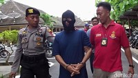 Pelaku dihadirkan dalam rilis dengan mamakai penutup wajah atau sebo warna hitam. Tangannya juga diborgol.