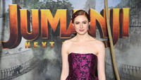 Karen Gillan tampil dengan dress ungu yang membuatnya mencuri perhatian. Foto: Pascal Le Segretain/Getty Images
