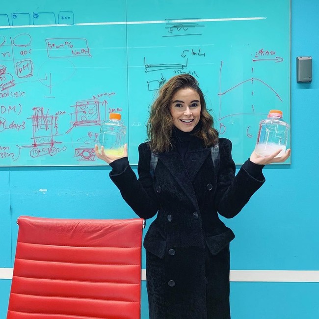 Dan paling penting, terima kasih untuk semua orang-orang menakjubkan dalam hidupku, aku mencintai kalian dengan seluruh hatiku (dan paru-paruku), ungkap wanita yang mendirikan perusahaan investasi Future Tech Lab itu. Foto: Instagram @miraduma