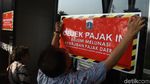 Melihat Mal Baywalk Pluit Berhiaskan Stiker Tunggak Pajak