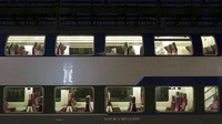 Sebagian besar transportasi umum dengan bus, kereta api dan penerbangan telah dibatalkan. Laurent Cipriani/AP Photo.