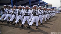 Para prajurit TNI AL berbaris saat mengikuti defile Hari Armada 2019.