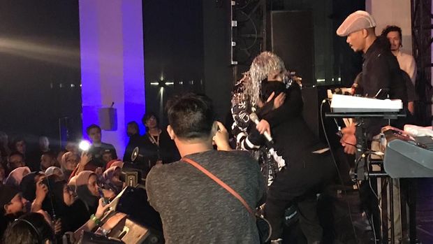 Bertemu Melly Setelah 24 Tahun, Umar Girang sampai Tiduran di Aspal