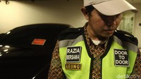 Mobil Mercedes-Benz tersebut juga ditempelkan stiker menunggak pajak berwarna oranye. Petugas kemudian kembali menemukan 2 mobil mewah lainnya.