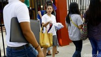 Pernak-pernik tersebut dijajakan kepada para warga sekitar maupun pengunjung yang melintas di kawasan tersebut.