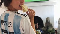 Camila Morrone ternyata juga penggemar sepak bola. Lihat saat asyik nonton pertandingan, ia ditemani dengan roti tawar. Foto: Instagram @camilamorrone