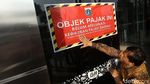 Melihat Mal Baywalk Pluit Berhiaskan Stiker Tunggak Pajak
