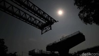 Saat ini tengah proses pemasangan girder.