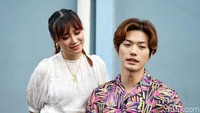 Moa yang mendengar kisahnya itupun tampak memandang Lee dengan tatapan penuh cinta. Pool/Noel/detikFoto.