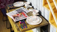Ada salinan surat kabar ala Harry Potter, yaitu Quibbler dan Daily Prophet. Pengunjung bisa baca koran sambil menyeruput kopi atau teh. (Airbnb)