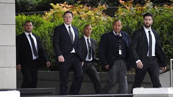 Elon Musk bersama pengawal dan tim hukumnya tampak menghadiri pengadilan Los Angeles. Pada Juli tahun silam, Elon Musk menuding Vernon Unsworth, salah satu pahlawan yang menyelamatkan para bocah yang terjebak di gua Thailand, sebagai pedo guy. Foto: Getty Images