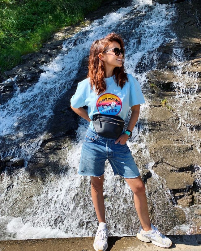 Aku tiba-tiba berhenti berlari maraton (terlalu sibuk) dan sadar betapa aku mencintai hidup, betapa indahnya dunia kita dan betapa aku ingin tinggal di sini. Untuk pertama kalinya dalam hidupku, aku melihat langit biru dan pohon hijau yang indah. Seperti aku pernah hidup di planet lain sebelumnya, tulisnya. Foto: Instagram @miraduma