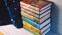 Selain surat kabar ada juga novel Harry Potter dari semua seri. (Airbnb)