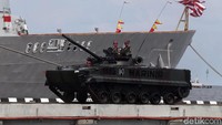 Nampak pula alutsista seperti kendaraan tempur dihadirkan dalam peringatan Hari Armada 2019 tersebut.