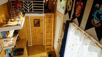 Berbagai fasilitas ditawarkan di ruangan yang kecil. Ada 3 tempat tidur yang ada di lantai 1 dan 2. (Airbnb)