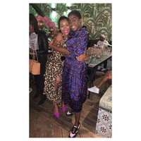 Sneakers berwarna pink yang mencolok juga menjadi gaya andalan. (Foto: Instagram/@lashanalynch)