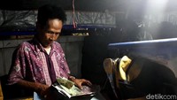 Menjelang petang, Harsoyo sudah siap dengan gerobaknya. Boks-boks berisi kliping koran tak lupa dia taruh menjadi satu ke dalam gerobak. Gerobak bertulisan Kliping itu pun dia dorong sampai ke lapaknya yang tak jauh dari rumah.