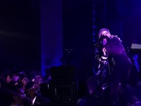 Bertemu Mantan ART Nike Ardilla, Melly Goeslaw Menangis