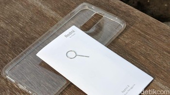 Seperti seri lainnya, Xiaomi memberikan silicon case transparan, buku petunjuk dan jarum pembuka slot SIM card. Foto: Adi Fida Rahman/detikINET