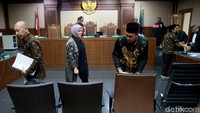 Empat mantan anggota DPRD Lampung Tengah dituntut 5 tahun penjara dan denda Rp 300 juta subsider 3 bulan kurungan. Mereka diyakini jaksa bersalah menerima suap dari eks Bupati Lampung Tengah, Mustafa.