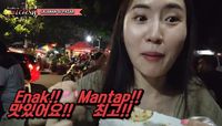 Cicip Gultik Pertama Kali, Youtuber Korea Ini Nambah 3 Piring!