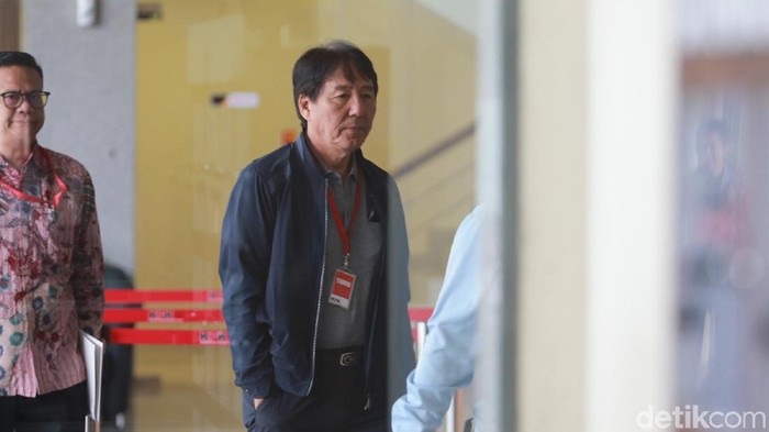 General Manager Hyundai Engineering, Herry Jung, diperiksa KPK. Ia diperiksa sebagai tersangka suap perizinan terhadap eks Bupati Cirebon.