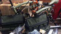 Sementara, dua sepeda Brompton berwarna hijau. Sepeda ini dalam kondisi siap dipakai.