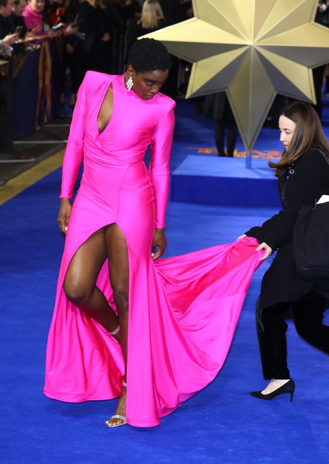 Sesekali, Lashana Lynch juga tampil berani dengan busana seksi. Seperti gaun pink neon dengan berbelahan tinggi pada rok yang dipakainya saat menghadiri premier Captain Marvel di London, Inggris.  (Foto: Getty Images)