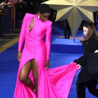 Sesekali, Lashana Lynch juga tampil berani dengan busana seksi. Seperti gaun pink neon dengan berbelahan tinggi pada rok yang dipakainya saat menghadiri premier Captain Marvel di London, Inggris.  (Foto: Getty Images)