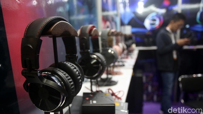 Masyarakat menghadiri pameran Global Sources Electronics di Jakarta Convention Center, Senayan, Jakarta, Kamis (5/12/2019). Global Sources Electronics hadir di Indonesia untuk pertama kalinya. Pameran ini akan berlangsung selama tiga hari memamerkan banyak barang berbeda.
