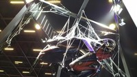 Paling menyita perhatian adalah Nmax dengan gaya ala Spiderman. Bahkan saking niatnya, motor NMAX ini dibuat bergelantungan di atap seperti jaring laba-laba. Foto: G1 Globo