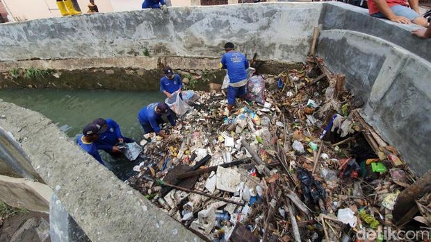 Tanggul Kali Cakung Bekasi Jebol Karena Tak Kuat Tahan Tumpukan Sampah