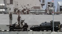 Para prajurit TNI AL bersenjata lengkap tengah melakukan simulasi penyelamatan dari teror.